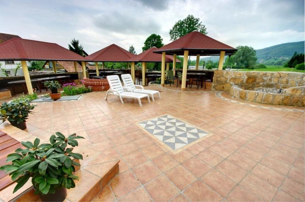 Hotel Cateski Dvorec Catez ob Savi Exterior photo