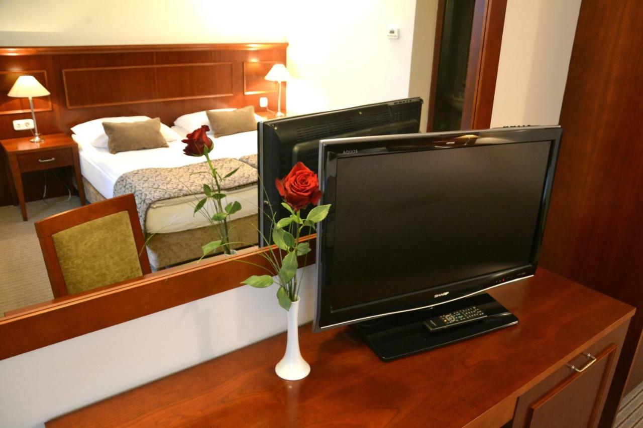 Hotel Cateski Dvorec Catez ob Savi Exterior photo
